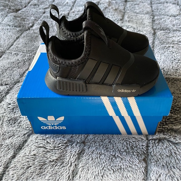 Toddler slip on Adidas size 5 all black Originals never worn - Picture 4 of 9